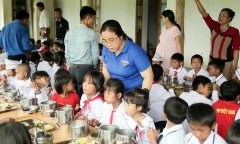 Người phụ nữ ung thư làm 'chị nuôi' của hàng nghìn trẻ vùng cao